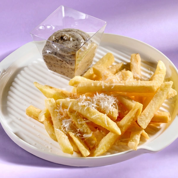 Картофель фри с трюфельным соусом и пармезаном